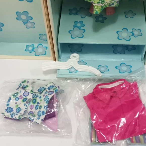 Collectible Madame Alexander Hannah Pepper Trunk Set - Picture 8 of 8